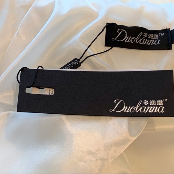 NWT women’s faux fur hooded Skating Coat. Offshore sizing, see details. - Picture 6 of 8